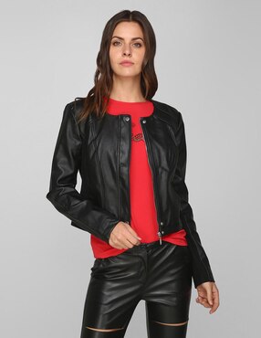 Chamarra Guess negra en Liverpool