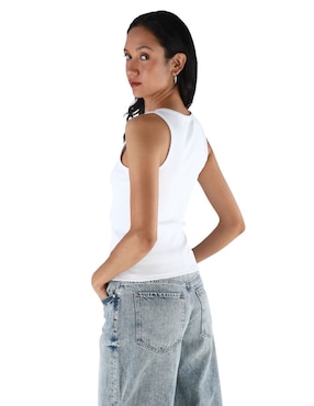 Playera sin manga Guess cuello redondo para mujer