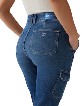 Jeans cargo acampanado Guess para mujer