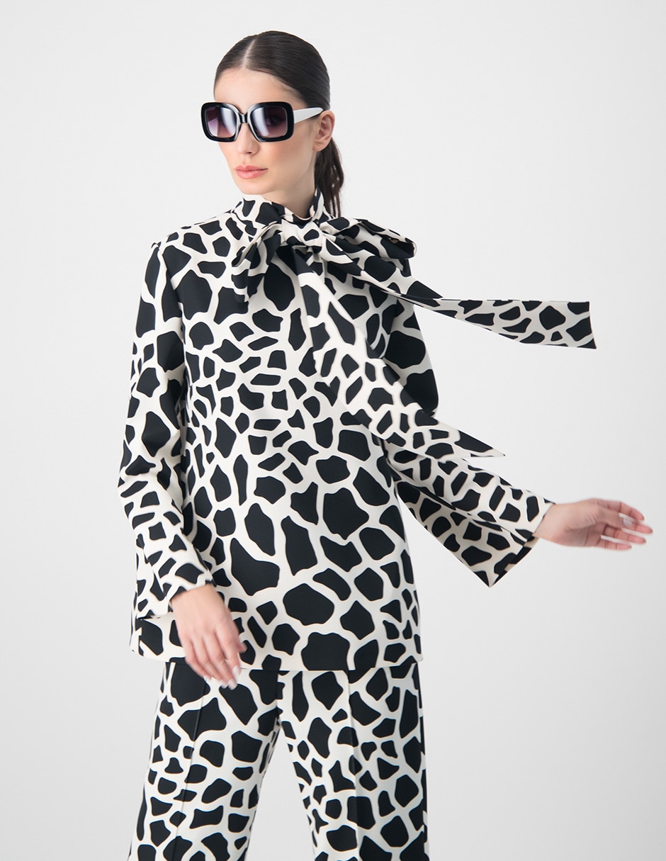 Blusa Martha Debayle by Ivonne manga larga corte recto estampado animal  print en Liverpool
