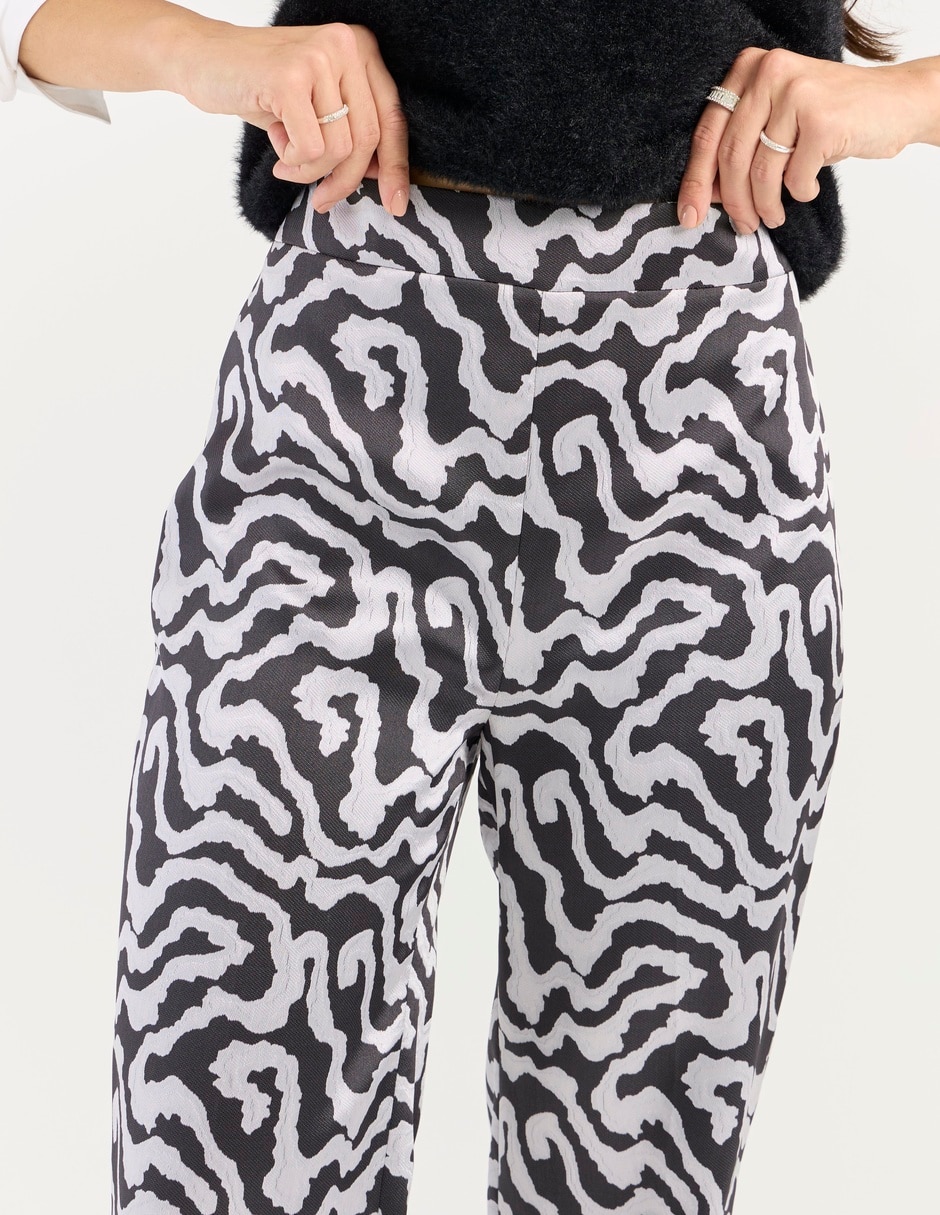 Pantalón relaxed acampanado para mujer 4
